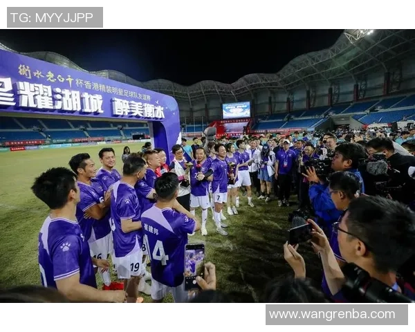 足球明星背后的默默奉献者 谁在为他们代寄信件与祝福