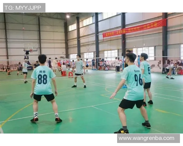 足球球星健身训练精彩瞬间展现强健体魄与卓越运动能力